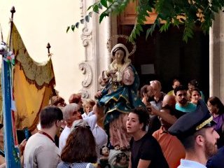 La Statua dell’Immacolata Concezione di Sant'Andrea di Conza esce dalla Chiesa Madre