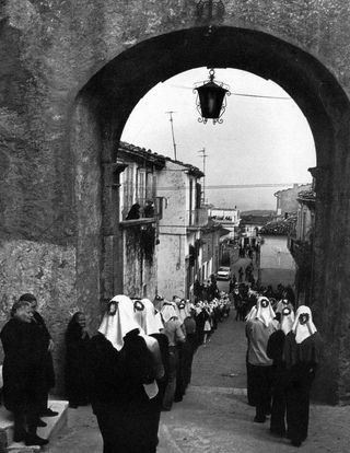 Le "Maggiaiole" in cammino per venerare la Madonna della "Gaggia" (foto d'epoca pubblicata da P. Cerino)