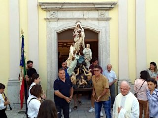 La Madonna del Carmine esce dalla Chiesa per la processione