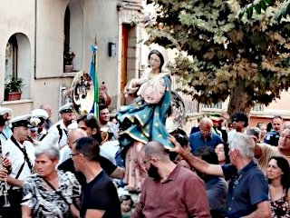 La statua della Madonna Immacolata all'uscita della Chiesa Madre