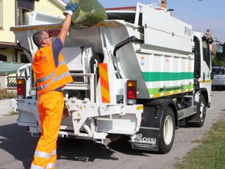 Un piccolo compattatore per i rifiuti urbani [dal sito del Comune di Fidenza (PR)]
