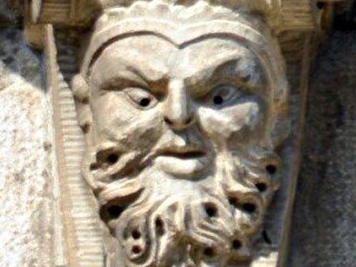 Mascherone scolpito nella mensola del cornicione. Casa in Via San Marco