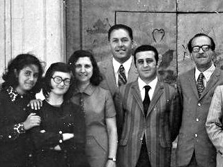 Ragazzi santandreani di qualche decennio fa davanti al Seminario