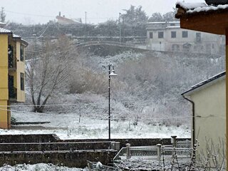 La prima neve del 2021, Veduta verso il monastero