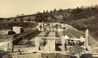 Panoramica del ponte sull'Arsa in costruzione e degli operai al lavoro