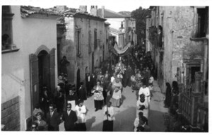 Processione nella strada "le grotte"