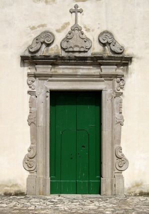 Il portale della chiesa dell'Incoronata
