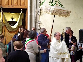L'uscita della processione del Corpus Domini dalla Chiesa Madre