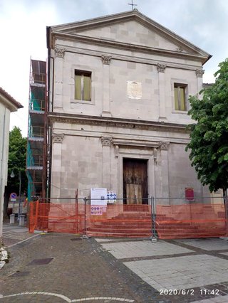La facciata della Chiesa di San Michele a Sant'Andrea di Conza in corso di restauro