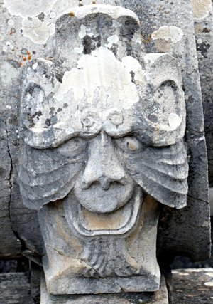 Mascherone, lato destro, Fontana dell'Episcopio