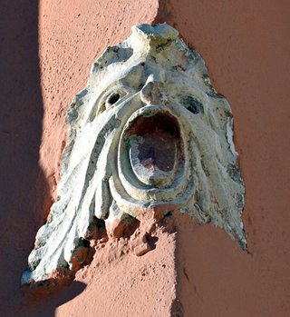 Maschera ad angolo in edificio tra Via Scolatoio e Largo Castello (dalla copertina del libro)