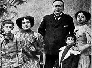 Eduardo Scarpetta con alcuni elementi della sua famiglia [https://www.corriere.it]