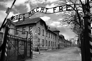 Il tipico motto dei campi di concentramento