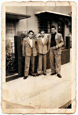 Foto1: tre giovani santandreani a Caracas