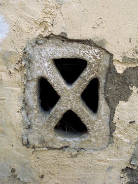 Finestrella in pietra (a X)