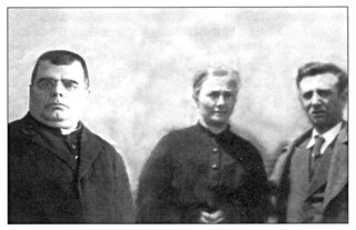 Il Sac. Vincenzo Giorgio con i fratelli Grazia e Michele