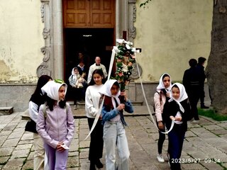La processione esce dalla Chiesa Madre