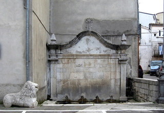 La fontana di Piazza Umberto I ... e il leone